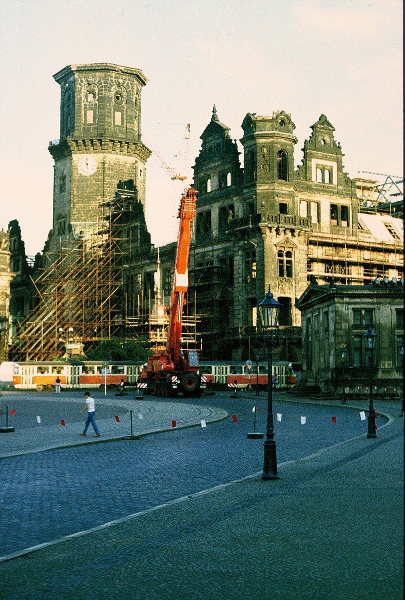 th_whm's tweet photo. Dresdner Residenzschloß, 1988 versus heute. https://t.co/5ZxCJzJfiI
