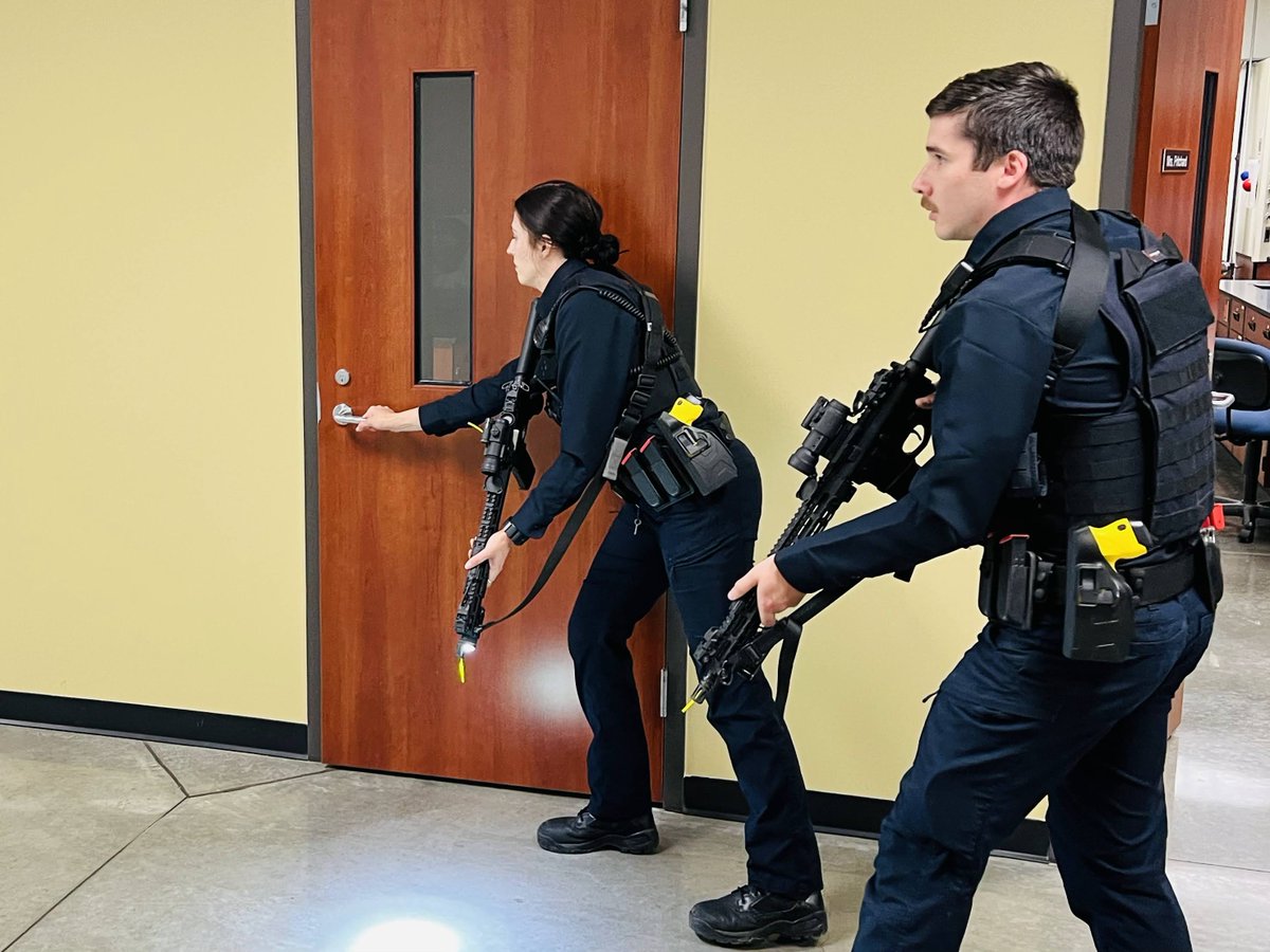 ACTIVE SHOOTER TRAINING 
Today, 29 Apprentice Police Officers (APOs) in Tulsa Police Academy Class 2022-122 are going through Active Shooter Training at a local Tulsa school.
MORE INFO: facebook.com/tulsapolice/po…