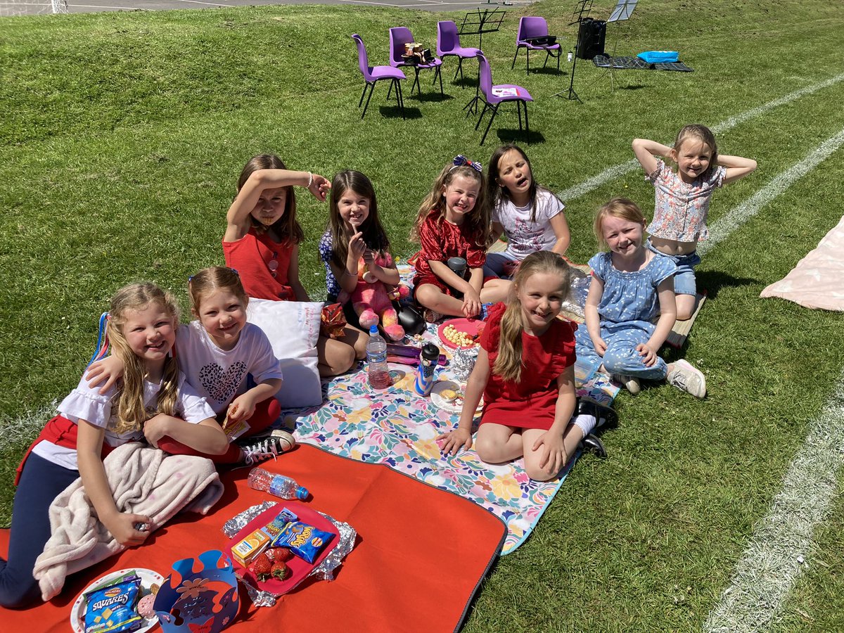 Hendrefoilan's tweet photo. Sharks had the best time in our Jubilee Garden Party 🎉 #hdfp2 https://t.co/djJAuEtIcf
