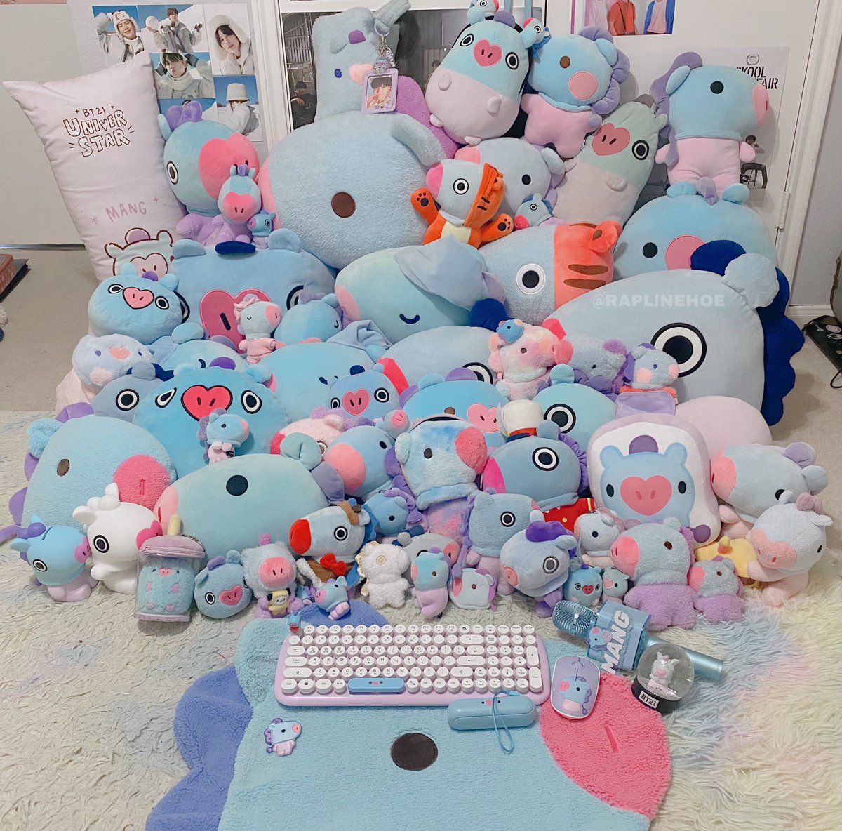 RAPLlNEHOE's tweet photo. almost all of the official mamng products I own in one frame😵‍💫 https://t.co/7TQ6q7ozgr