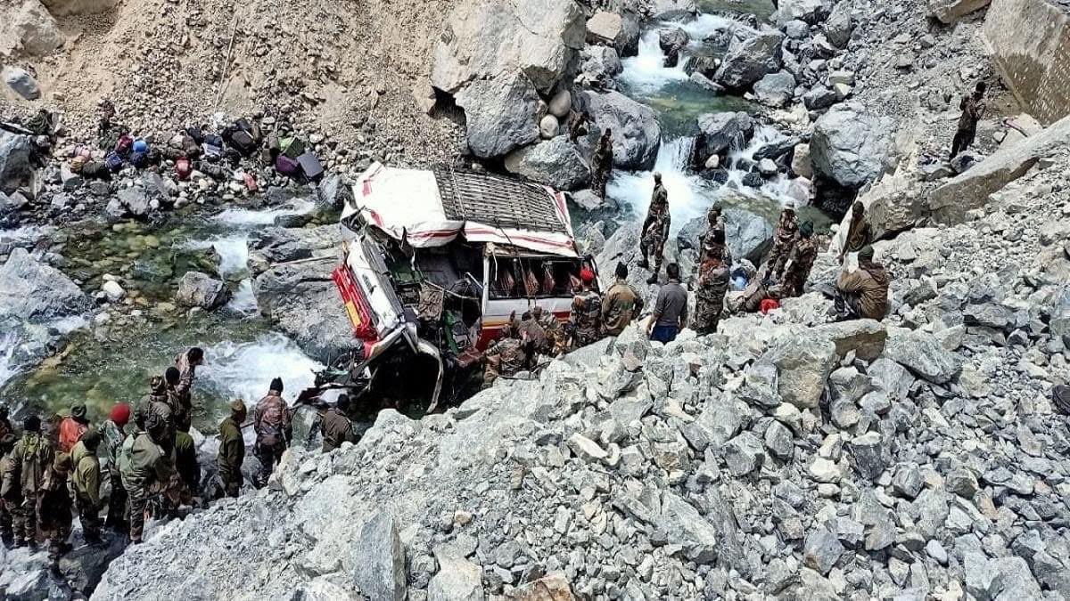 Ramniwaskukna's tweet photo. लद्दाख में भारतीय सेना की गाड़ी नदी में गिरने से हुए दुर्भाग्यपूर्ण हादसे की खबर अत्यंत दुःखद एवं हृदय विदारक है। मेरी गहरी संवेदनाएं जवानों के परिजनों के साथ हैं।मैं ईश्वर से दिवंगत जवानों की आत्माओं की शांति एवं घायल जवानों के शीघ्र स्वास्थ्य लाभ की प्रार्थना करता हूँ।
#लद्दाख https://t.co/tgfc9PZfQV