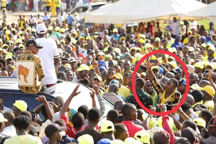 @Hon_ChaguaRuto @OleItumbi @UDAPartyKe @ahmednasirlaw @dan_nyagah Look closely to this picture, KK are moving around with Aisha Jumwa to cheer them at every stop in Coast. Note the woman circled in red.