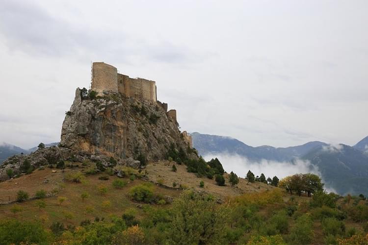 Feke ilçesinden 3 km uzaklıkta bulunan Feke Kalesi,buradan geçen kervan yolunu kontrol etmek amacıyla XII. yüzyılda yapılmıştır. Bizanslıların yaptırdığı, sonra da Selçukluların kullandığı kaledir. Dikdörtgen bir plan düzeni gösterir. Sekiz burcu ve bir gözetleme kulesi vardır.