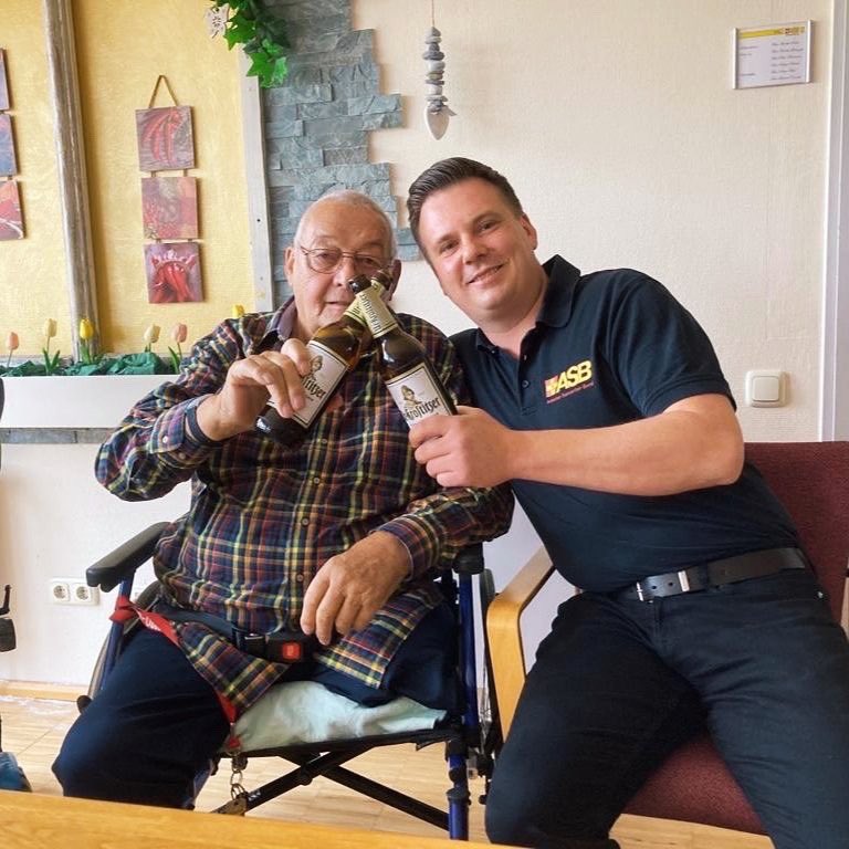 AsbTorgau's tweet photo. Prost zusammen. Mit @krostizer und leckerem vom Grill. https://t.co/nAwpnPOg0C