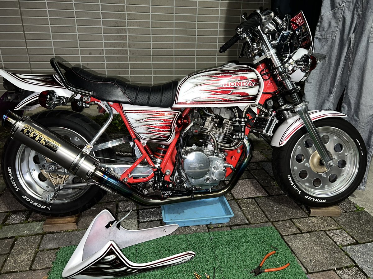 4mini_APE's tweet photo. 本気で動かそうとしてる笑笑
夜バイク触るのかなり久しぶり笑笑
蜘蛛の巣貼ってたし終わってる😅 https://t.co/hS8WR1GDp7