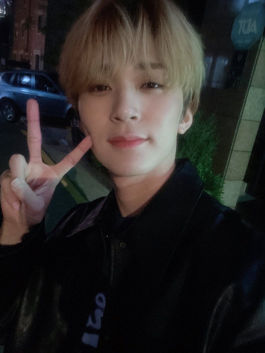DIA_CRUNCH's tweet photo. 🖤❤️🖤❤️✌️☺️
#디아나 #디크런치 #찬영 https://t.co/ZPvE5llpMX