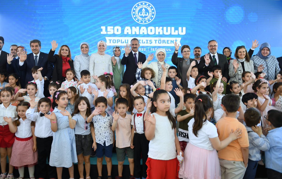 tcmeb's tweet photo. Cumhurbaşkanı Recep Tayyip Erdoğan'ın eşi Emine Erdoğan Hanımefendi, Millî Eğitim Bakanı Mahmut Özer, Aile ve Sosyal Hizmetler Bakanı Derya Yanık’ın katılımıyla İstanbul'da yapımı tamamlanan 150 anaokulunun toplu açılışı gerçekleştirildi.

👉https://t.co/cLAJjLbDSj https://t.co/u0mW4tIlVZ