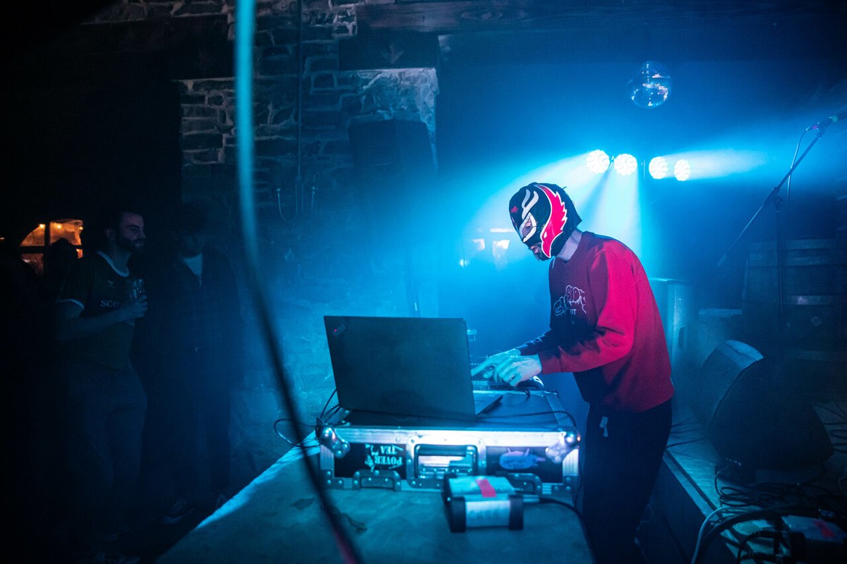 Photos from last friday's #clubheadbangbang show featuring Naive Ted, Messyng, Súil Amháin &amp; Bill Karnation. All corners of Kerry covered, Tralee, Killarney, Faranfore, Ballyheigue, Lios Tuathail, Causeway agus Ceann Trá. 
#LocalLive

📸  Shane Ó Ceallaigh
nonfaction.com/2022/05/27/chb…