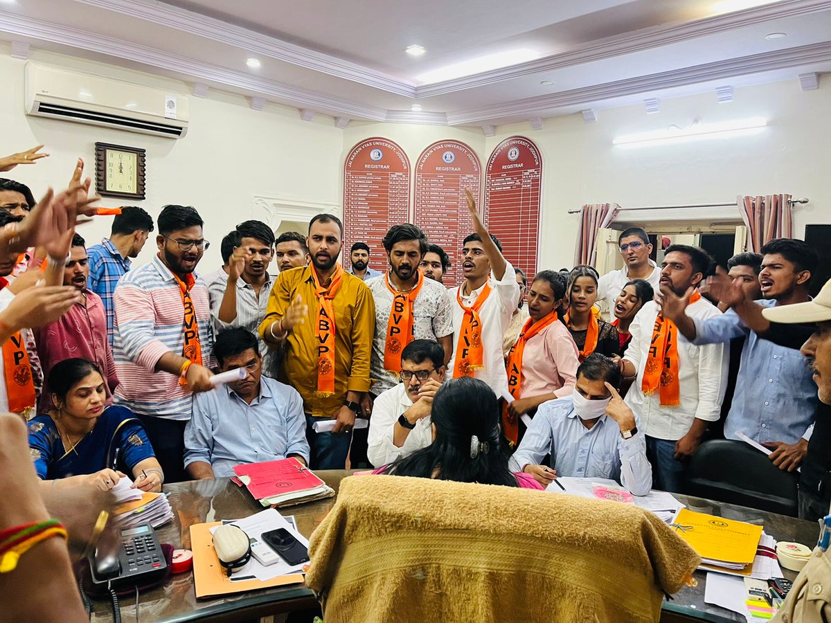 ABVPJodhpur's tweet photo. जयनारायण व्यास विश्वविद्यालय इकाई द्वारा विश्वविद्यालय में हो रहे लगातार पेपर लीक की घटना के विरोध में प्रदर्शन कर कुलपति के नाम ज्ञापन सोंपा गया जिसमें प्रशासन नें मांगे मानते हुए दोषियों के खिलाफ पुलिस में FIR दर्ज करने व सख़्त कार्यवाही करने के निर्देश दिये ।
#ABVPJodhpurPrant https://t.co/JyENpUdmkI