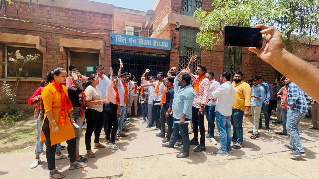ABVPJodhpur's tweet photo. जयनारायण व्यास विश्वविद्यालय इकाई द्वारा विश्वविद्यालय में हो रहे लगातार पेपर लीक की घटना के विरोध में प्रदर्शन कर कुलपति के नाम ज्ञापन सोंपा गया जिसमें प्रशासन नें मांगे मानते हुए दोषियों के खिलाफ पुलिस में FIR दर्ज करने व सख़्त कार्यवाही करने के निर्देश दिये ।
#ABVPJodhpurPrant https://t.co/JyENpUdmkI