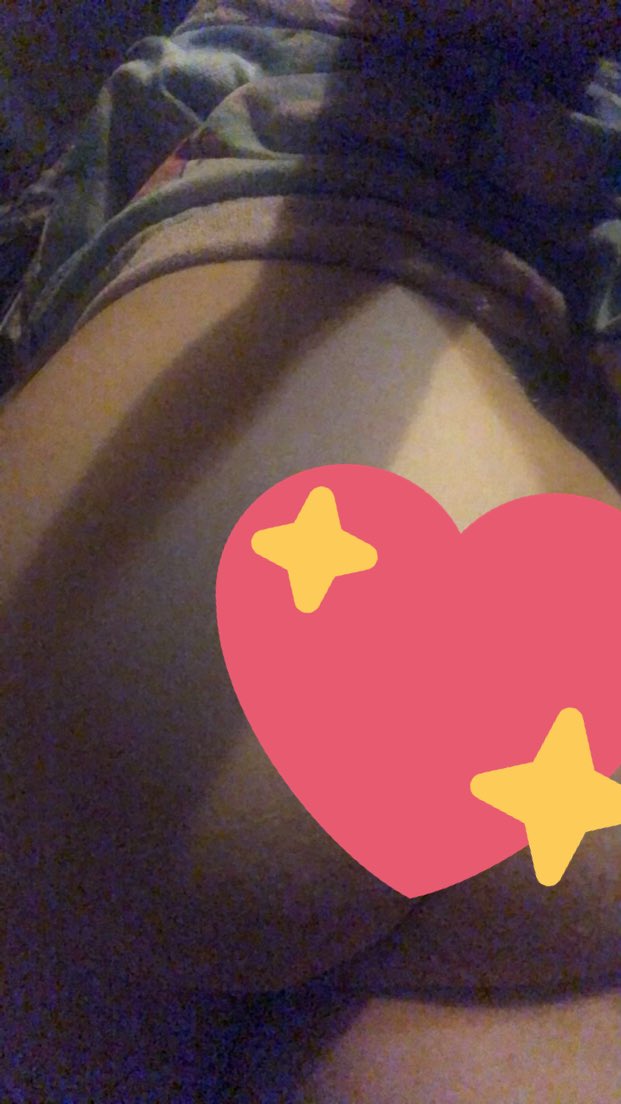 Goddessemmaaa's tweet photo. Hiii luvs I’m back pls help me get my followers back🥺 #nsfwtwitter 
•soft/hard kinks
•#sellingcontent 
•stoner milf with big titties 🧚🏻‍♀️
•verifies ✨💖 
•accepts Venmo,PayPal, Cashapp and Zelle 
Cashapp- $tinyemmyy Venmo, fairy-dustttt 
#onlyfans #buyingcontent #sellingnude https://t.co/j6DAKRhM5G