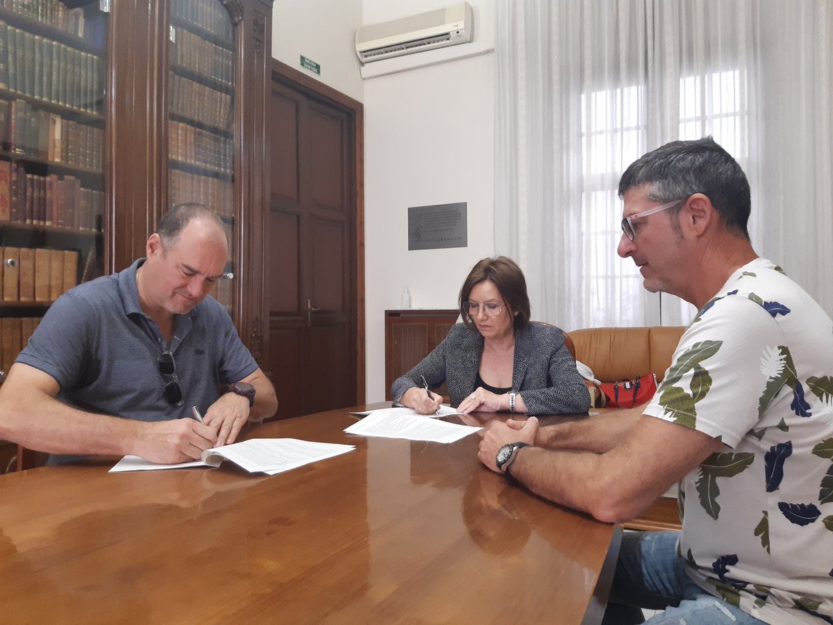 ✒️L'alcaldessa <a href="/xaromiralles/">Xaro Miralles</a> i el president de l'#EGMAbastosCollet, Martín Ribes, han firmat el conveni que oficialitza la constitució de la primera Entitat de Gestió i Modernització que permetrà consolidar i modernitzar l'àrea industrial de #Benicarló

ℹ bit.ly/3wRM3e7