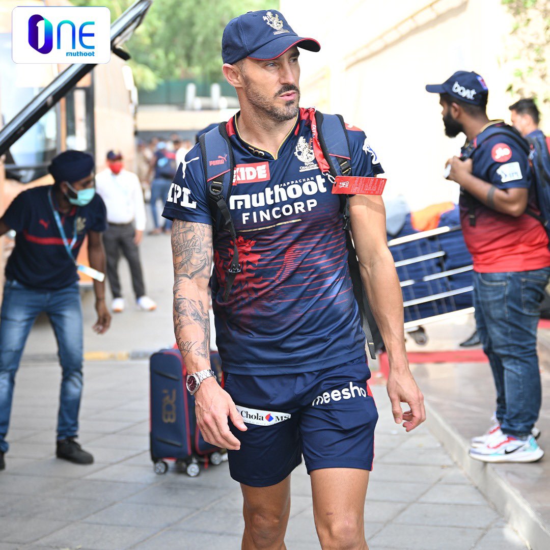 RCBTweets's tweet photo. 𝗢𝗡𝗘 𝗠𝘂𝘁𝗵𝗼𝗼𝘁 𝗠𝗼𝗺𝗲𝗻𝘁 𝗼𝗳 𝘁𝗵𝗲 𝗗𝗮𝘆 📸 

Headed to the Narendra Modi Stadium for the showdown against RR. 💪🏻😎

@MuthootIndia 

#WeAreChallengers #IPL2022  #Mission2022 #ನಮ್ಮRCB #RRvRCB #PlayOffs https://t.co/24m6TbH1mD