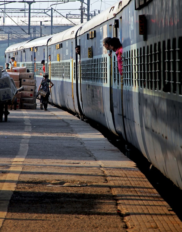 whiteband's tweet photo. Temporary #migrants in #India find it difficult to establish their identity and citizenship in the destination areas. The intersectionality of vulnerabilities renders temp migrants one of the most marginalized groups, new report --> https://t.co/RO2RXuFN2N #FacesOfInequality https://t.co/Ytl4vO5fVH