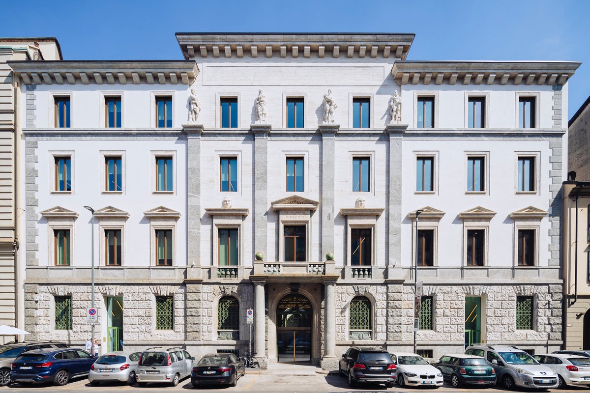 AteliersFemia's tweet photo. Ridare valore al #patrimonio, assumere il "tempo" come materia di progetto in equilibrio tra l'edificio storico e la sua nuova vita come sede di #Banca @GruppoErsel, inaugurata ieri a #Milano.
Progetto di Atelier(s) Alfonso Femia
#AF517 @alfonsofemia #inaugurazione https://t.co/nkVW9Vz70N