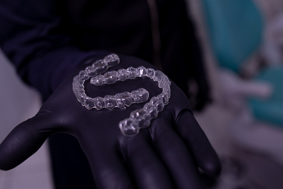 dulwichortho's tweet photo. Easy to use, simple aftercare and excellent results - discover invisible Invisalign clear plastic aligners at our practice. https://t.co/NBv5xsiv9Q https://t.co/vzGKgz0lUl