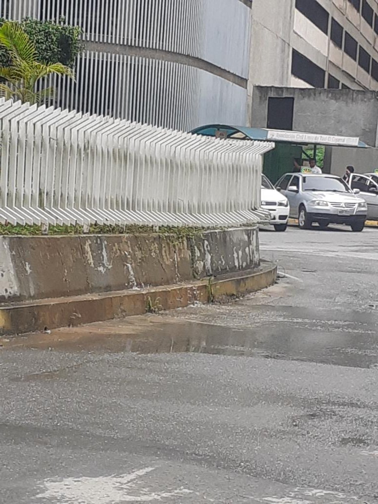 diomeCM's tweet photo. @eliasayegh @ElHatillo Gran bote de aguas blancas en la redoma de la urbanización El Cigarral, tiene más de una semana, por favor autoridades competentes tomar las riendas y solucionar urgente https://t.co/qHQ0QcS5HM