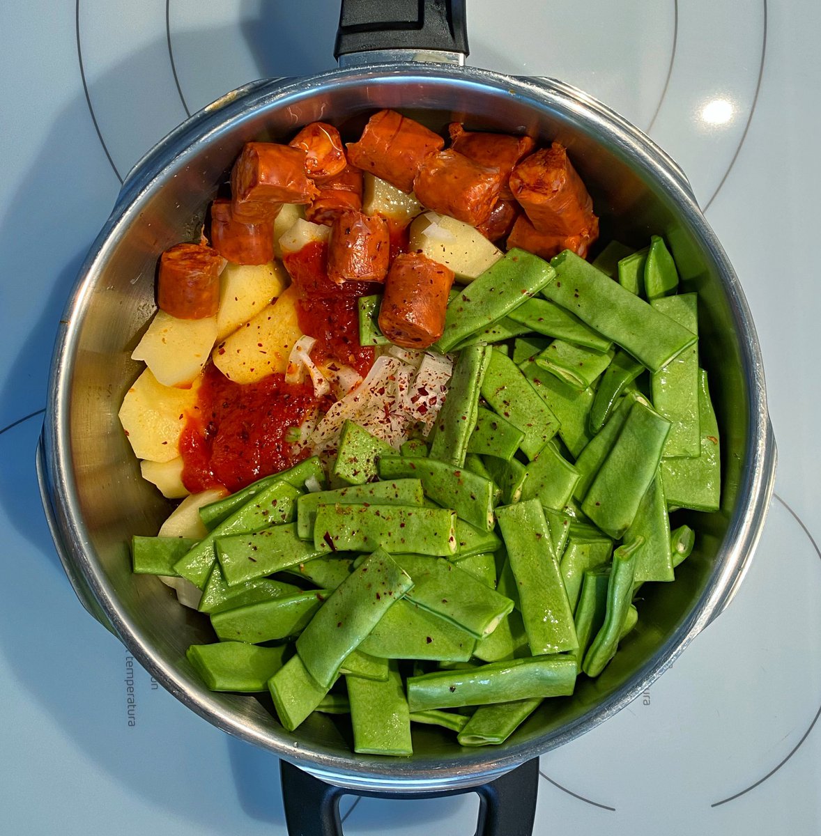 cocinaydecoraa's tweet photo. JUDÍAS VERDES CON PATATAS Y CHISTORRA. Os he puesto el antes y el después. En una olla súper rápida pon patatas tronchadas, judías verdes, 1 cebolla, tomate frito, chistorra, pizca de pimentón, chorro aove, 200ml agua. Cuando suba presión, 8 minutos. Si te gusta RT 🙏 https://t.co/IR5qJ23lHK