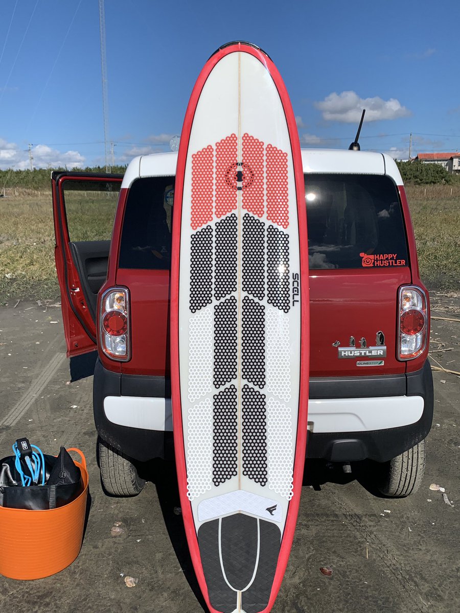 SeagullShingo's tweet photo. サーフボードにグリッパチを貼りました！
色が意図せず車とシンクロしてていい感じ！
全然滑らなくてオススメです。
#グリッパチ https://t.co/2x69W627uH