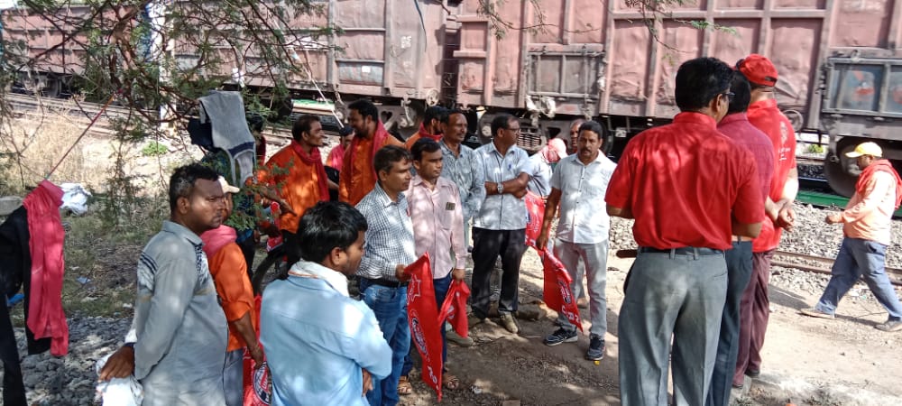 MehtaVpmehta67's tweet photo. NRMU Burhanpur branch द्वारा भारत सरकार के   NTPC  के  50% पद  surrender करने के विरोध में गेट मीटिंग जगह  जगह की गई https://t.co/Co0FcqjUA2
