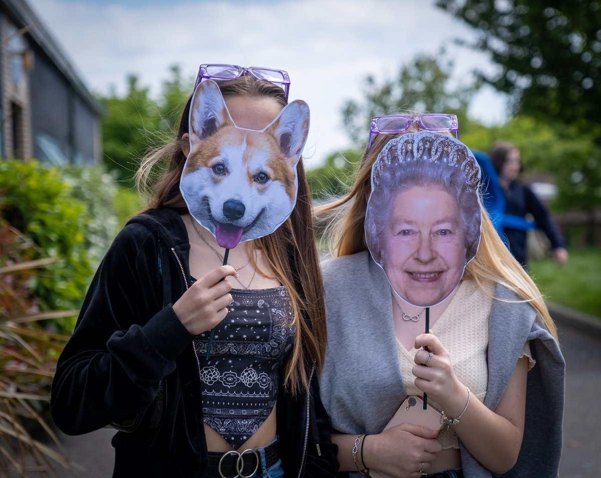 Alexandra_Ark's tweet photo. Today, years 9 to 13 celebrate Her Majesty The Queen's Platinum Jubilee in style, with more exquisite cakes, fun and games as well as plenty of mask wearing. Can you spot who's who?

#arkcelebrates #QueensJubilee https://t.co/FUC0mz92FU