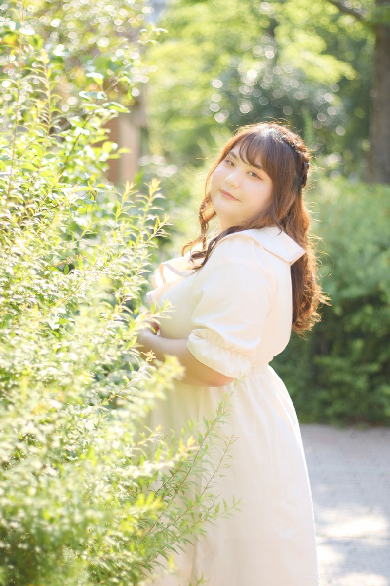 matsuzzy's tweet photo. RICローズガーデン。バラに囲まれた小径。14時半から撮影したけど、ここはビルの谷間にあるため1時間もすると日陰になってしまった。午後の光はサイド��ら強く当たるので扱いが難しかった。
なつかさん@pochapocha0803
撮影日：2022/05/22 https://t.co/8rXxJmWJUE