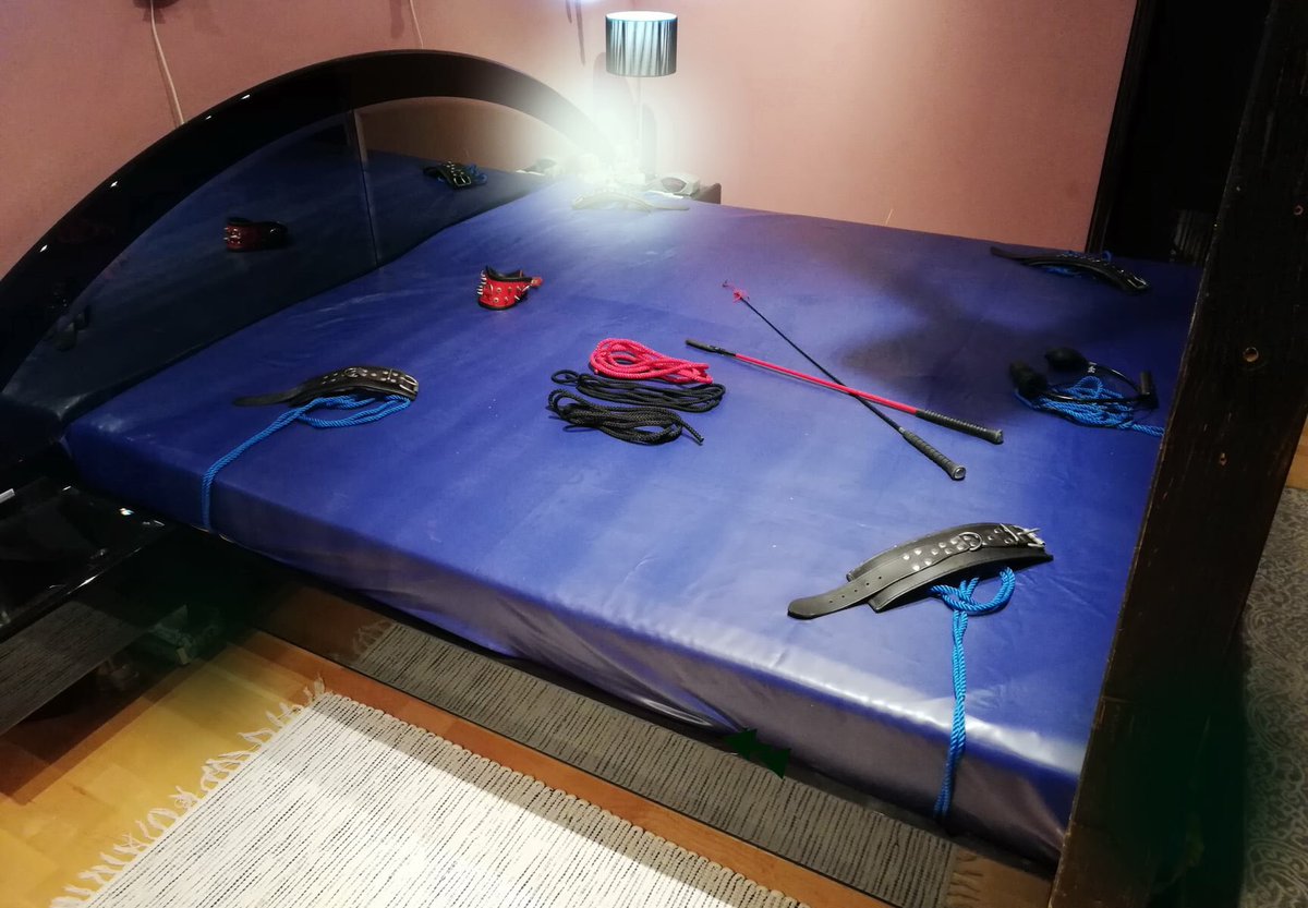 DominationMuc's tweet photo. 💥PlayAtHome💥Kingsize Latex Bettlacken 2x2m in Blau, Rot oder Schwarz - was für ein Gefühl wenn Du wehrlos ausgeliefert darauf liegst! https://t.co/4g3dV0lBaq #latex #gefesselt #bondage #rubber #ausgeliefert #wehrlos #gummi #latexbondage #sklavin #fixiert #bdsm #peitsche https://t.co/MRe2VnPs40