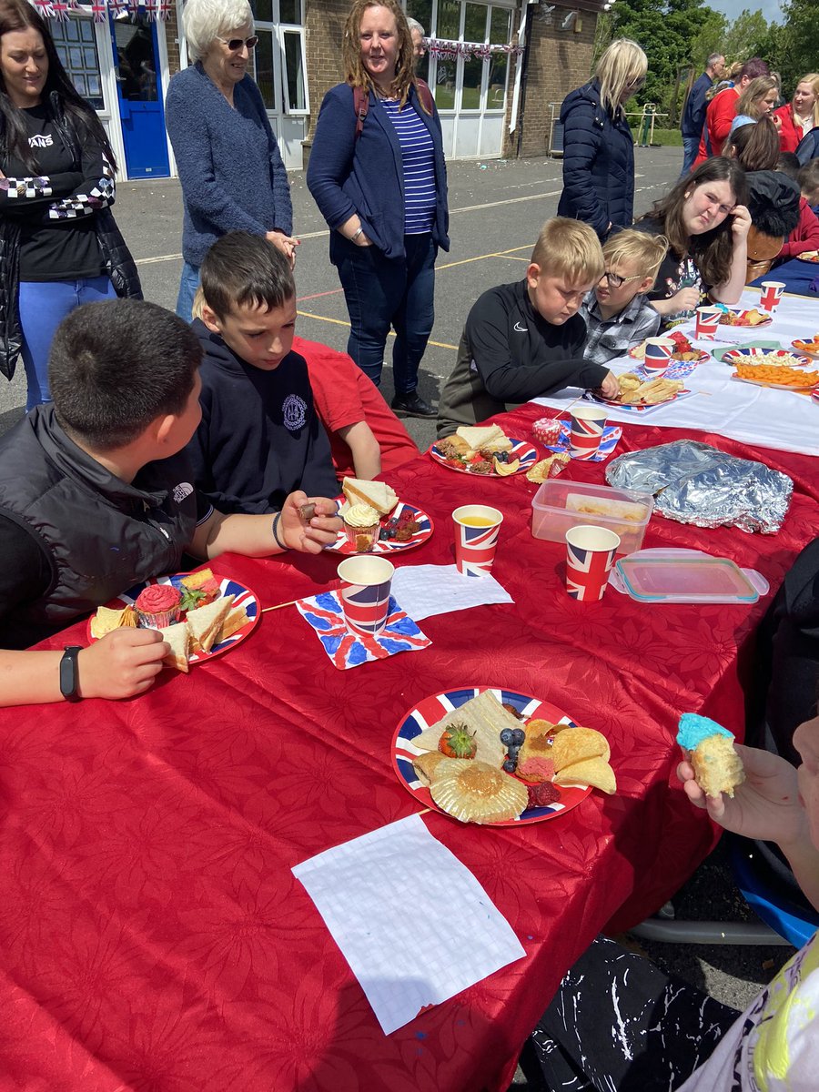 Year 5 and 6 enjoyed some delicious treats with their families 🥰🇬🇧🎂