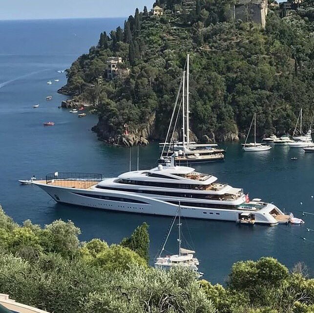 JoePompliano's tweet photo. And the superyacht's foredeck is sometimes converted into a basketball court....because why not. https://t.co/V7hLHcT0PP