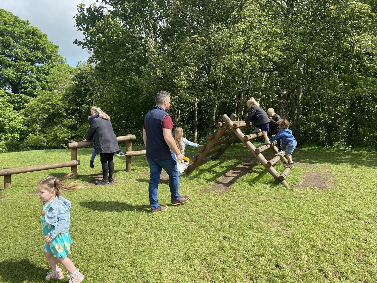 CoatesLaneSch's tweet photo. Parents and pupils enjoying a bit of croquet on the lawn 🥰🇬🇧 https://t.co/If8PJ8tuzY