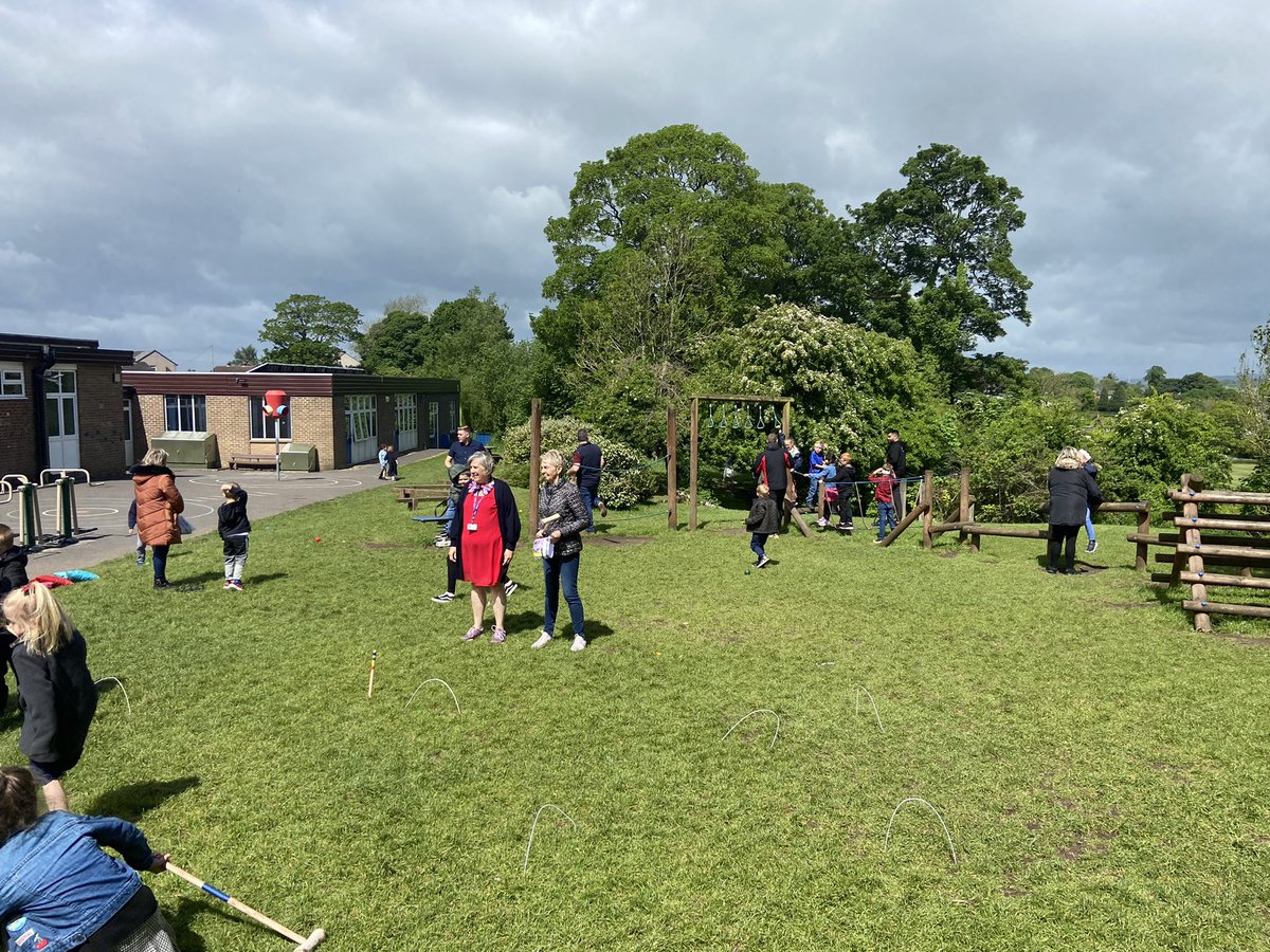 Parents and pupils enjoying a bit of croquet on the lawn 🥰🇬🇧