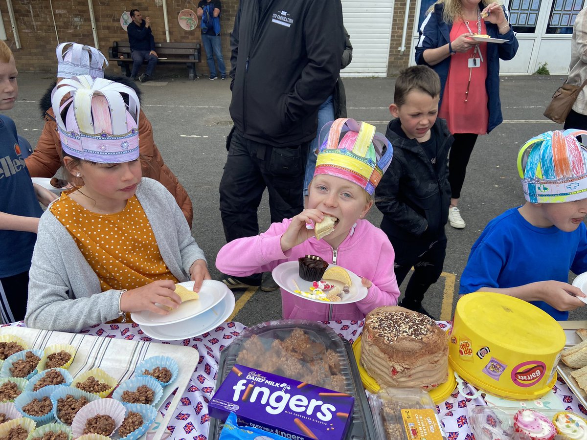 CoatesLaneSch's tweet photo. It’s been so great to have our families here to celebrate with a street party! 🇬🇧🧁🎂🍩 https://t.co/Q4zG07Fps2