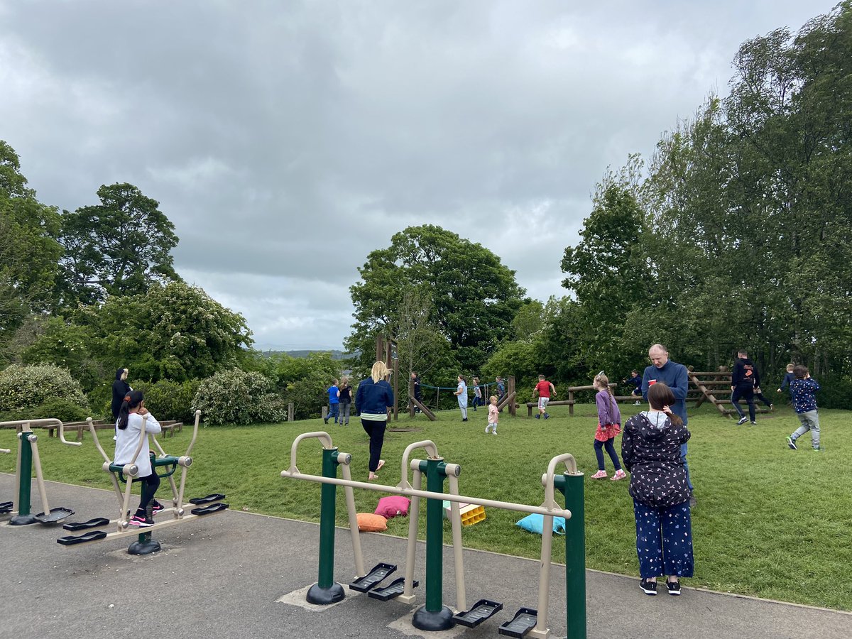 It’s been so great to have our families here to celebrate with a street party! 🇬🇧🧁🎂🍩