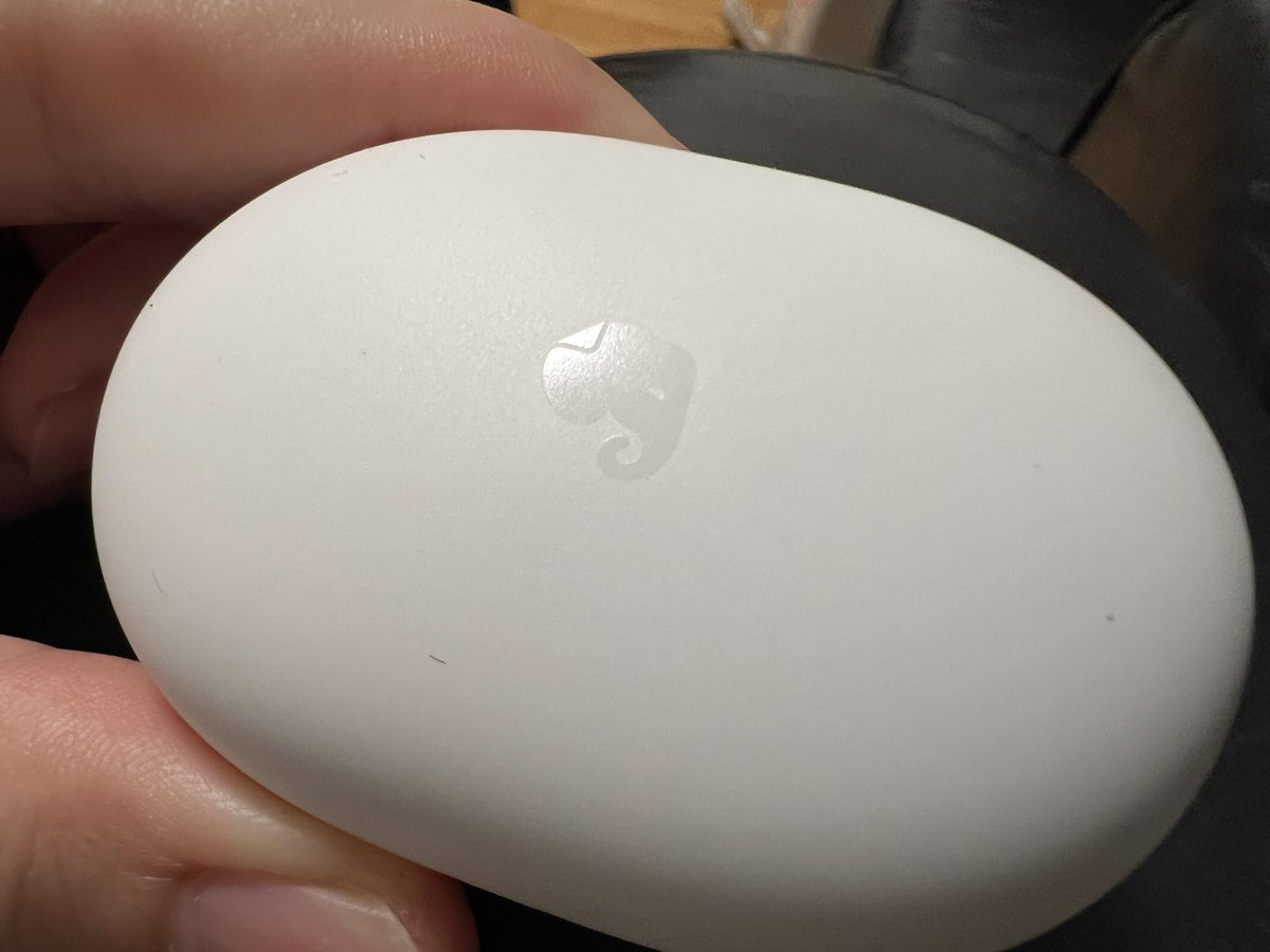 印象笔记出的耳机，满满的塑料感，不过咸鱼320全新还包顺丰，也就不要求啥了，开个会录个音而已。