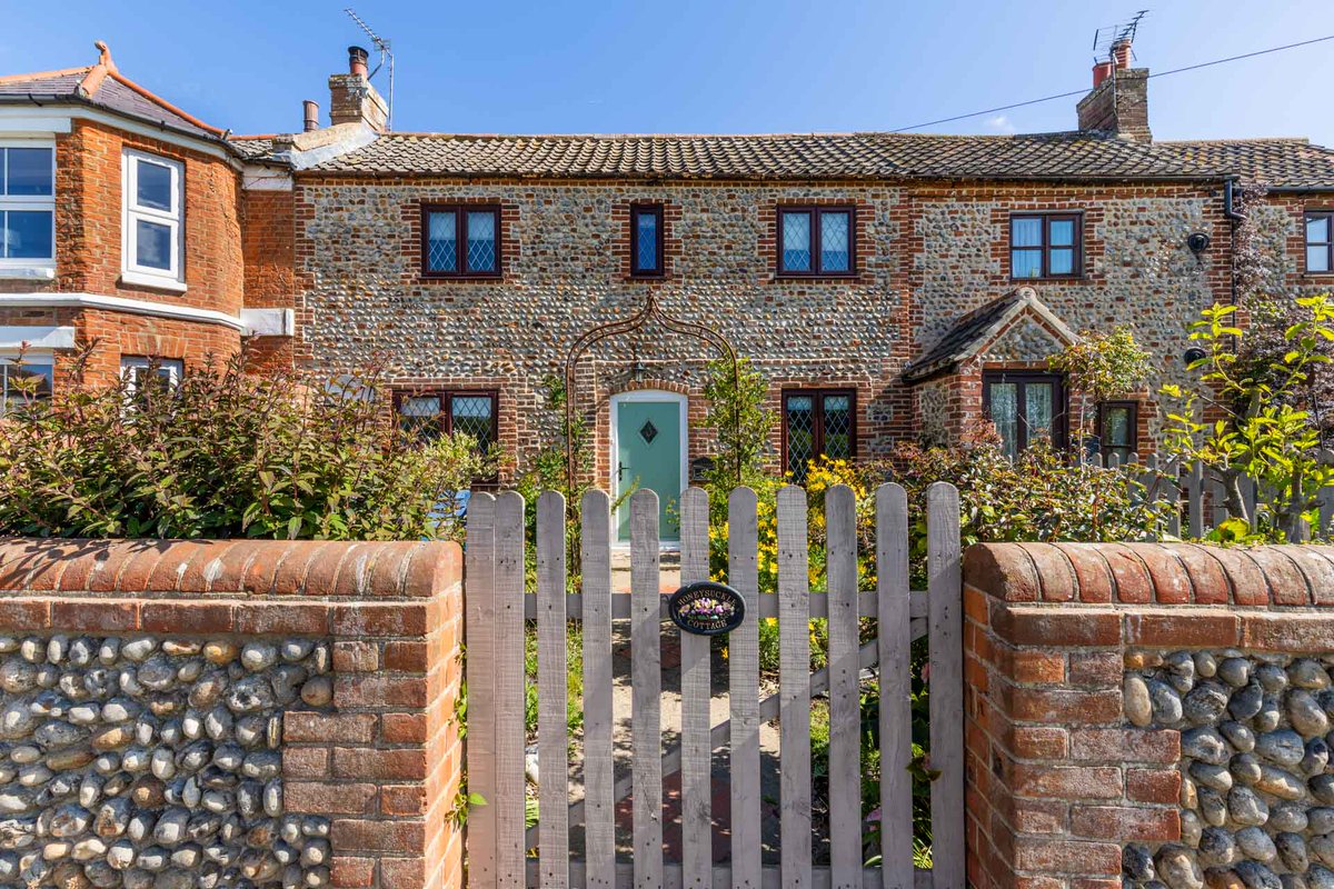 Honeysuckle Cottage 🍯 This delightful cottage is new for 2022, and what a beautiful property it is! Just a short distance away from Bacton, and a 20-minute drive from the broads, it's the perfect spot for a summer break! 😎 Check out this charming cottage on our website!🌟