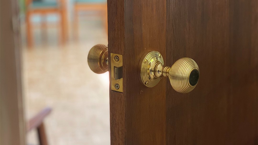 PooleWaite's tweet image. Polished Brass reeded #morticeknobs looking great in this customer's home! These door knobs can be purchased in 8 stunning finishes, with matching smaller cabinet knobs available for your other furniture pieces.

🌐 poolewaite.co.uk
🏷️ Product code: V971-PB