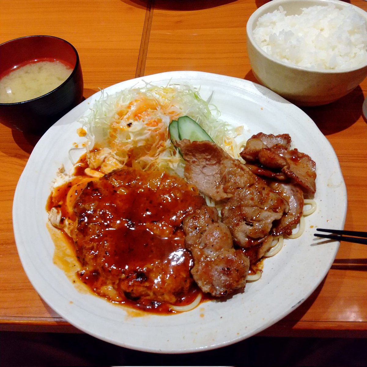 4410aho's tweet photo. 75of75

さらば東京！
最後の晩餐は、笹塚の洋食マック
昼と夜ダブルヘッダーでした

そしてまさかの夜行バス乗り遅れる。東京で乗れなかったー
横浜までバスを走って追いけることに。

行きはバスの遅延で13時間乗車
帰りは俺の遅延で30キロおいかけっこ

ええ旅やで～またね東京！！
#遊人  #東京篇 https://t.co/adXMPYxei8