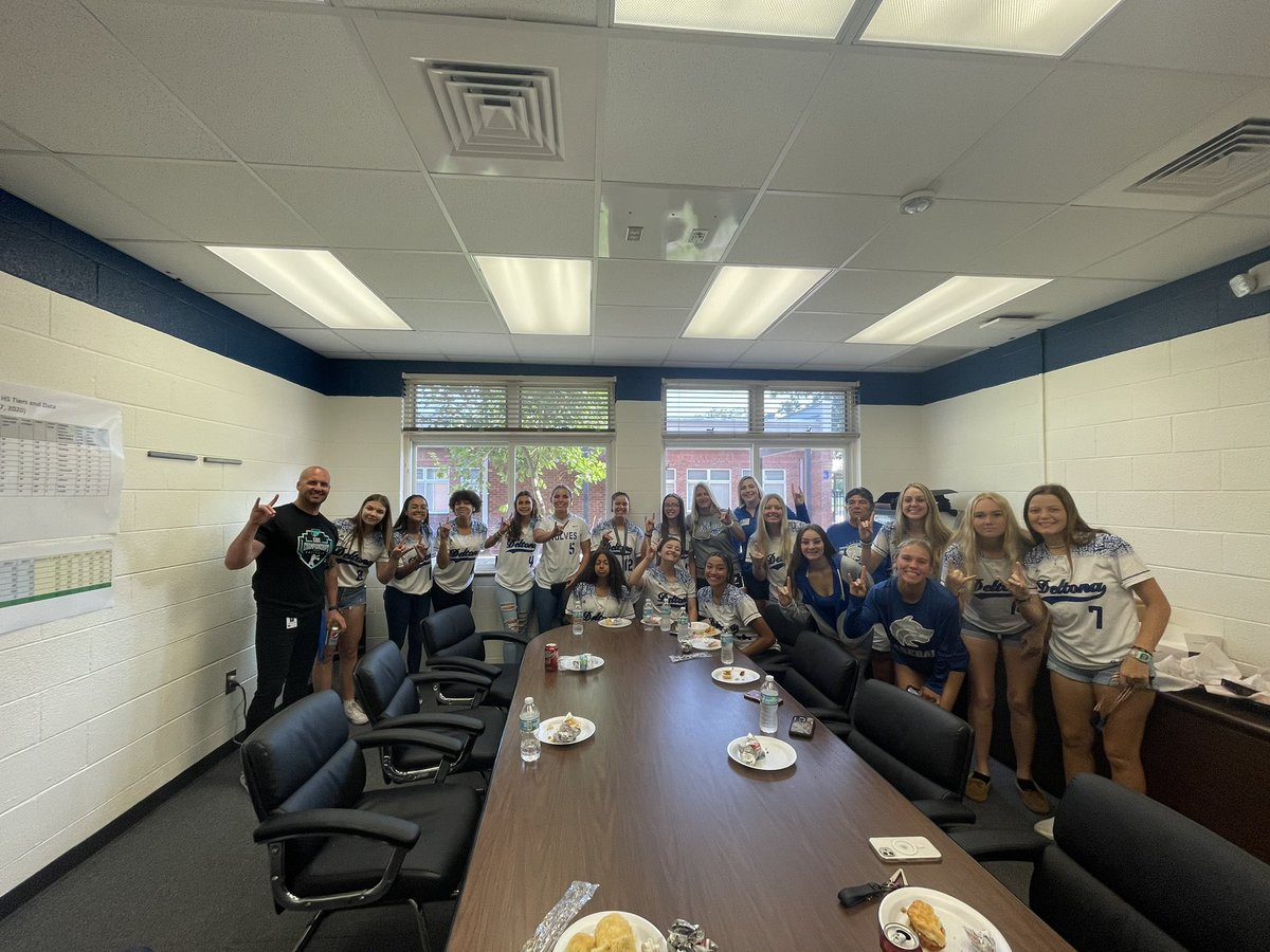 MikeMicallef1's tweet photo. Breakfast is served for our Lady Softball Team @DHSHappenings. These girl are ready for their big game today! 🥎

#GetTheShip https://t.co/I2AlewbSsP