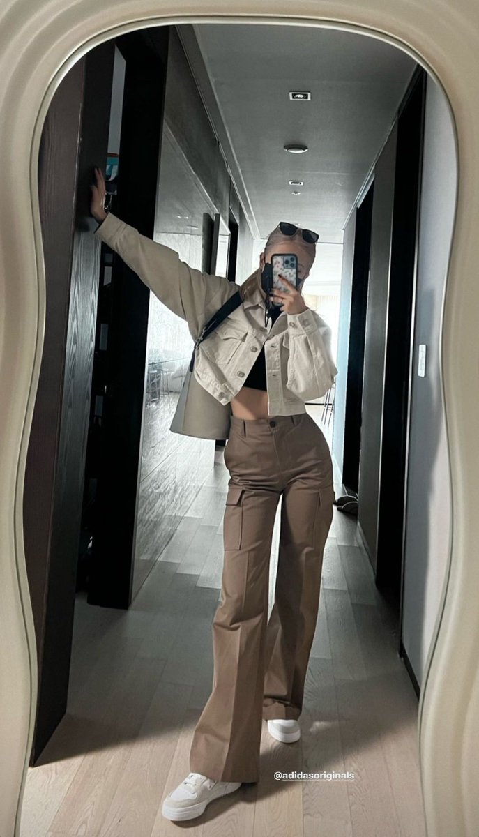 วันนี้คนสวยขาของแม่ขายอดิดาสทั้งวันเลย  ทั้งสวยทั้งเท่ทั้งหุ่นดี เฮ้อ คนอะไรจะสมบูรณ์แบบได้ขนาดนี้คะ