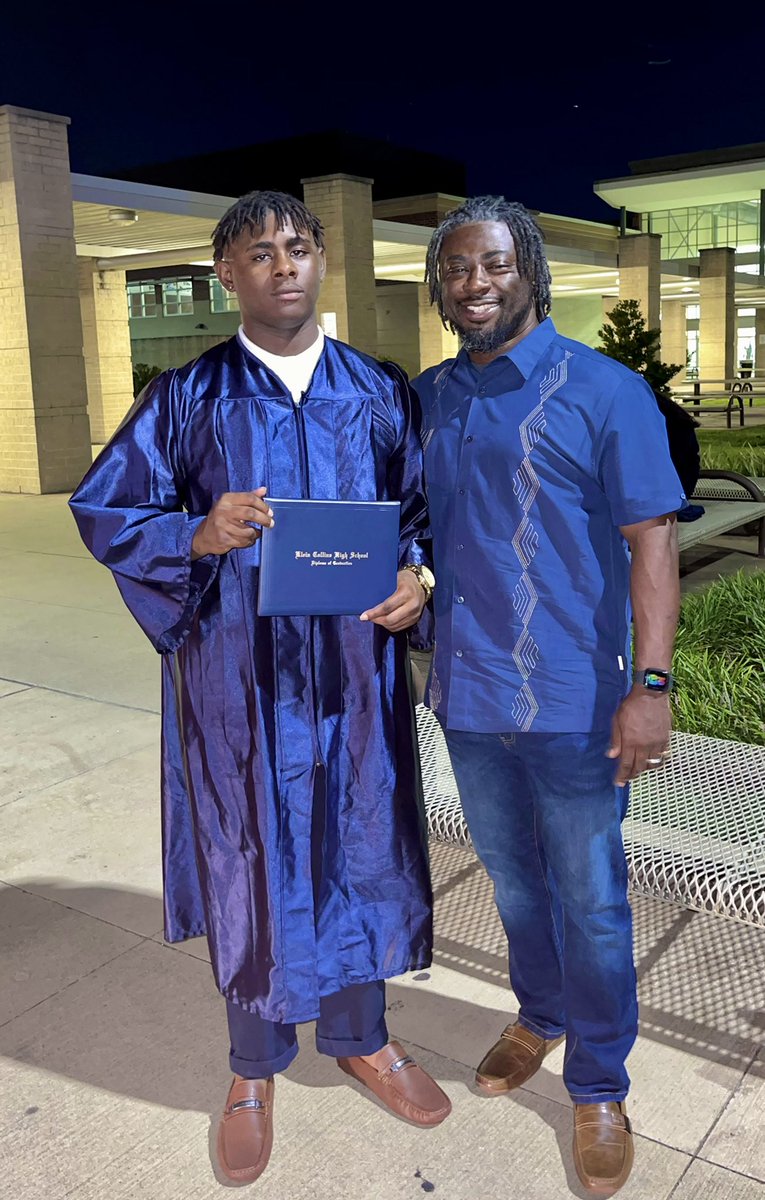 CoachWright77's tweet photo. #CollinsGrad22
“He did that!!” Much love and respect young man!! ✊🏿@JejuanWright 🏁 https://t.co/kpJbcJ1qjV