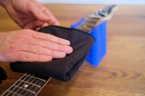 review_guitar's tweet photo. Cleaning your strings regularly and changing them helps a lot with getting a better tone. So always make sure to change your strings every once in a while. #acousticguitar #guitarstrings #stringchange
https://t.co/1IFDQTDtbM https://t.co/2VGxkgfuzo