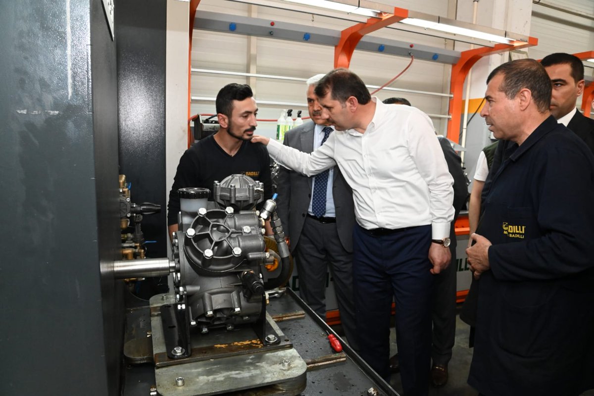 UrfaValiligi's tweet photo. Valimiz Salih Ayhan, OSB'de Badıllı Tarım Ürünleri Fabrikasını gezerek firma yetkilisi Mustafa Badıllı'dan bilgi aldı.

Burada çalışanlarla sohbet eden Valimiz Ayhan, Şanlıurfa’da yatırım yapmanın büyük avantajları olduğunu ve yatırım için gelenlere destek olacaklarını belirtti. https://t.co/KsIuZz1VHJ