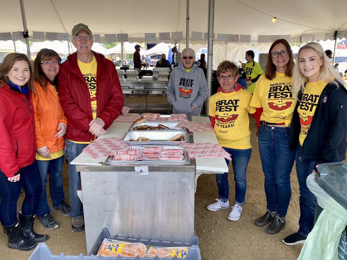 wmtv15news's tweet photo. We’ve met so many people like Theresa and Keith (next to @GabriellaRusk). They heard our call for volunteers + drove all the way from Fond du Lac to kick off @BratFest with Take Your Brat to Work Day! We are so grateful 😇 #TYBTWD #BratsforBreakfast #BratsforGood https://t.co/NmGsBAR1Bm