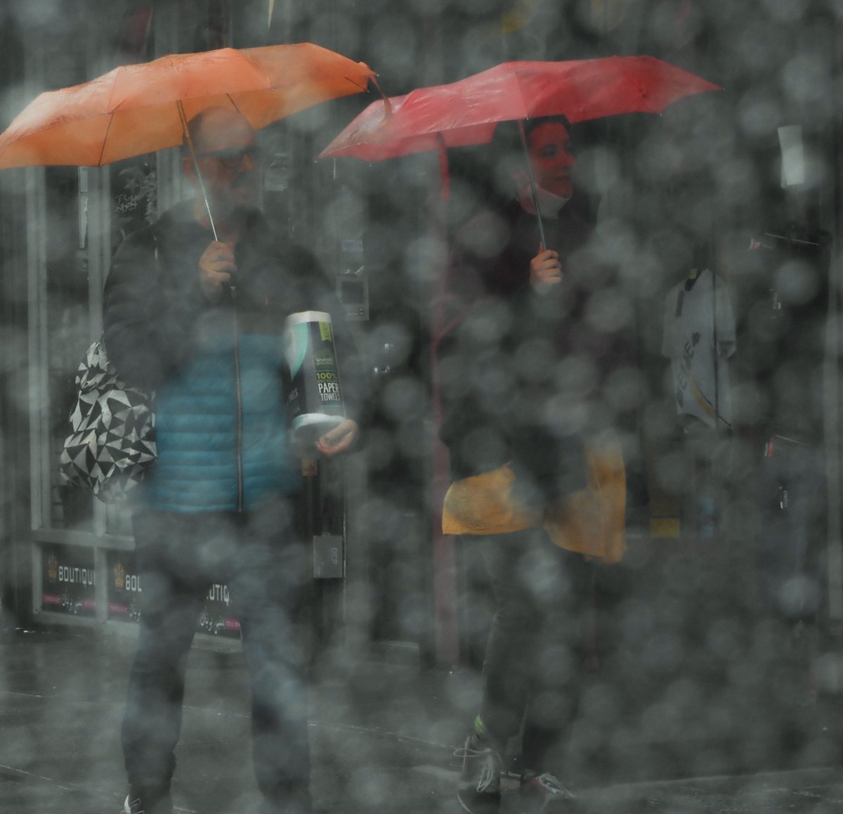 AlpertOlive's tweet photo. Olive Alpert #DevelopPortDev @GothamTomato PaperTowels  #OrangeUmbrella, #RedUmbrella, #PaperTowels, #PatternHandbag, #Hands, #Quilted Jacket, #Buildings, #Rain https://t.co/nK4Bs5vMTR