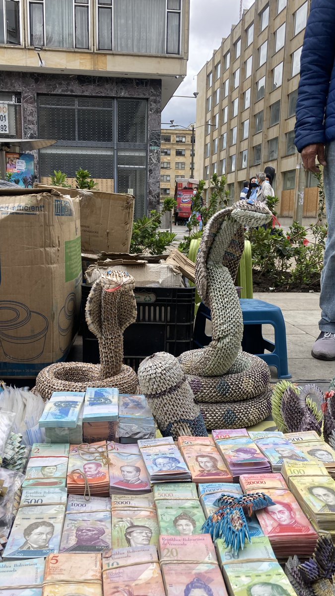 sincepto's tweet photo. ¿Recuerdan las billeteras y carteras que hacían los migrantes con billetes venezolanos? Bueno así van ahora en Bogotá: https://t.co/4DQmctcEWy