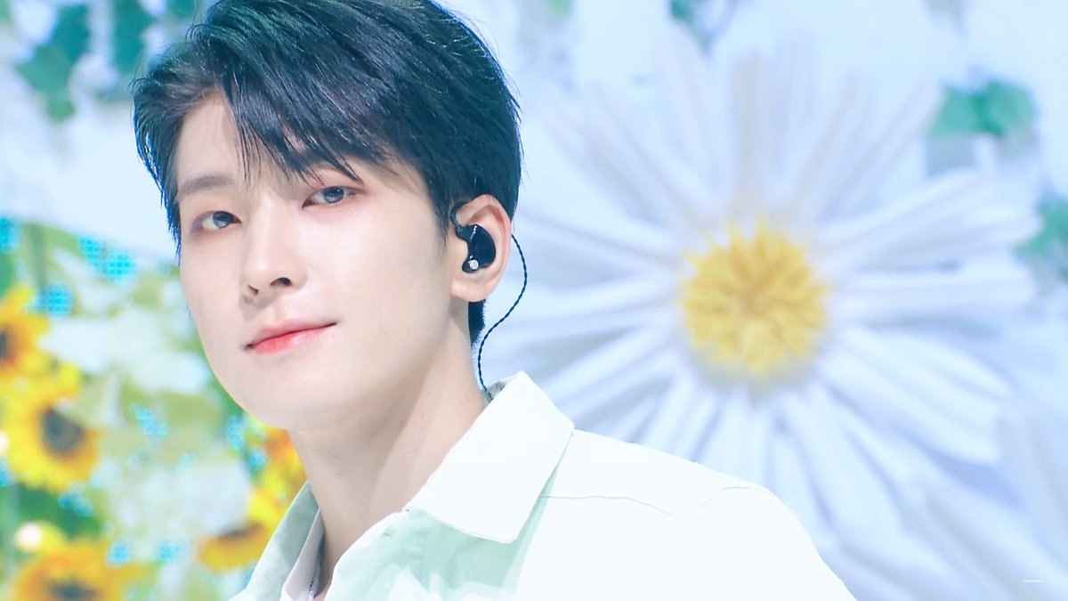 LIMERENCE717's tweet photo. 220527 뮤직뱅크
#세븐틴 #원우 #WONWOO https://t.co/JHI0lcSPrX