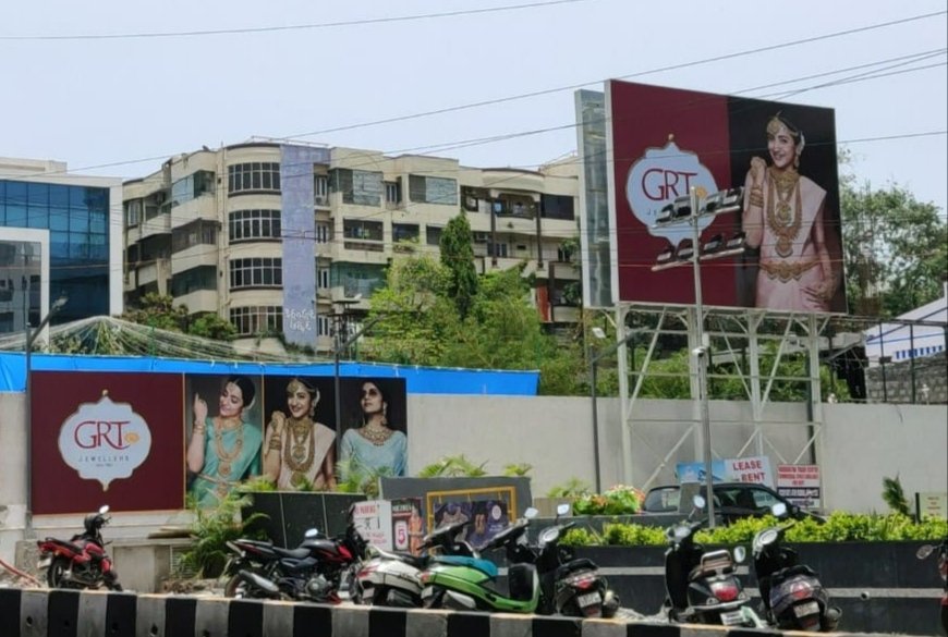 chinna_trish's tweet photo. @trishtrashers @umakris31119674
#GRT showroom at #Vizag
Resently opend Showroom
#SouthQueen #MyAngle #Trisha #త్రిష https://t.co/eBrG4lIIRt