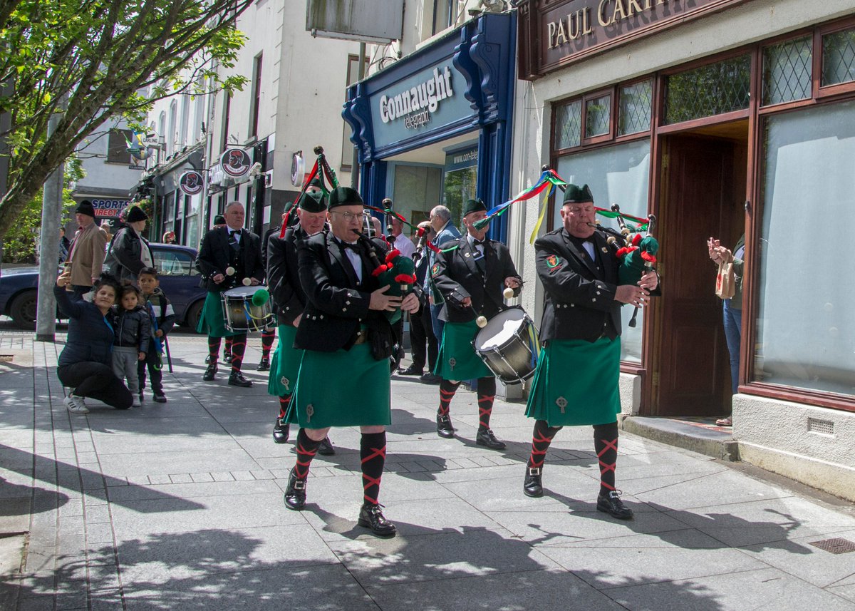 Abourke3Aoife's tweet photo. The Fianna Phadraig Pipe Band playing music around Castlebar on Thursday.
#MayoManchester #Castlebar #HomeToMayo #StreetPhotography https://t.co/R2K6lWdxvP