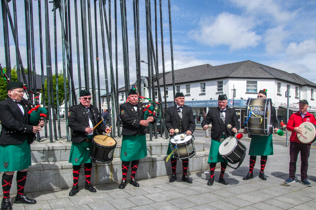 Abourke3Aoife's tweet photo. The Fianna Phadraig Pipe Band playing music around Castlebar on Thursday.
#MayoManchester #Castlebar #HomeToMayo #StreetPhotography https://t.co/R2K6lWdxvP