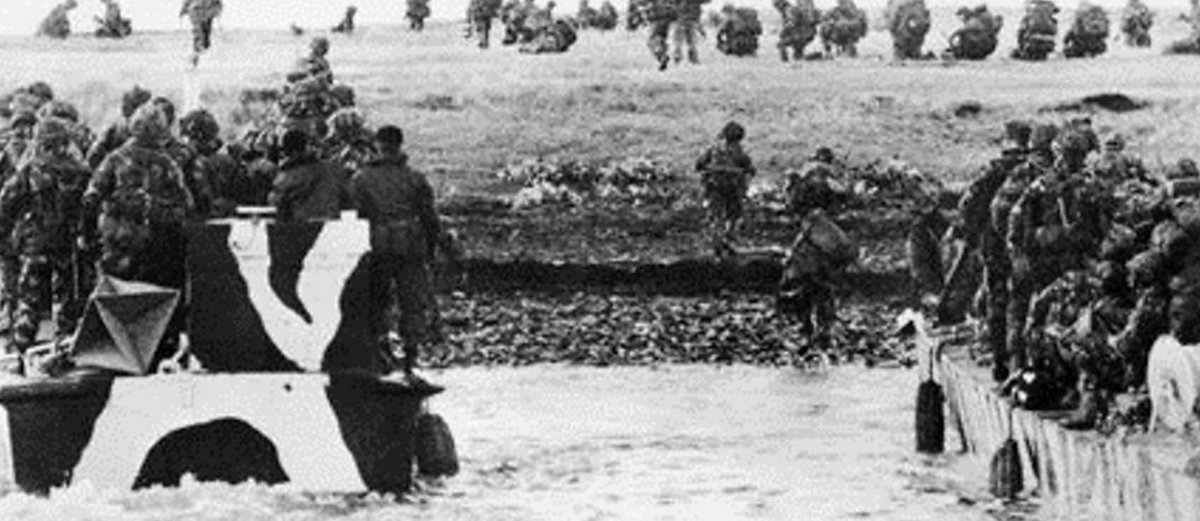 CheckCanopy's tweet photo. (1/2) ON THIS DAY: 27 May 1982 — 3 Para 🟩 and 45 Cdo tab and yomp, respectively, from San Carlos Water; SAS patrol flies to Mount Kent. #Falklands40 #FalklandsWar #3Para #45Commando @Para_Training @TheParachuteReg @RoyalMarines #OperationCorporate https://t.co/AqKIMWIeYn